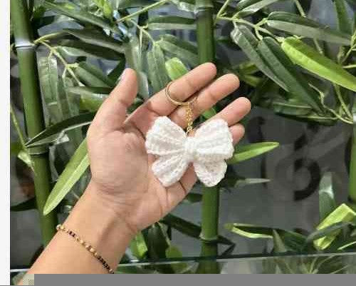Bow keychain - white