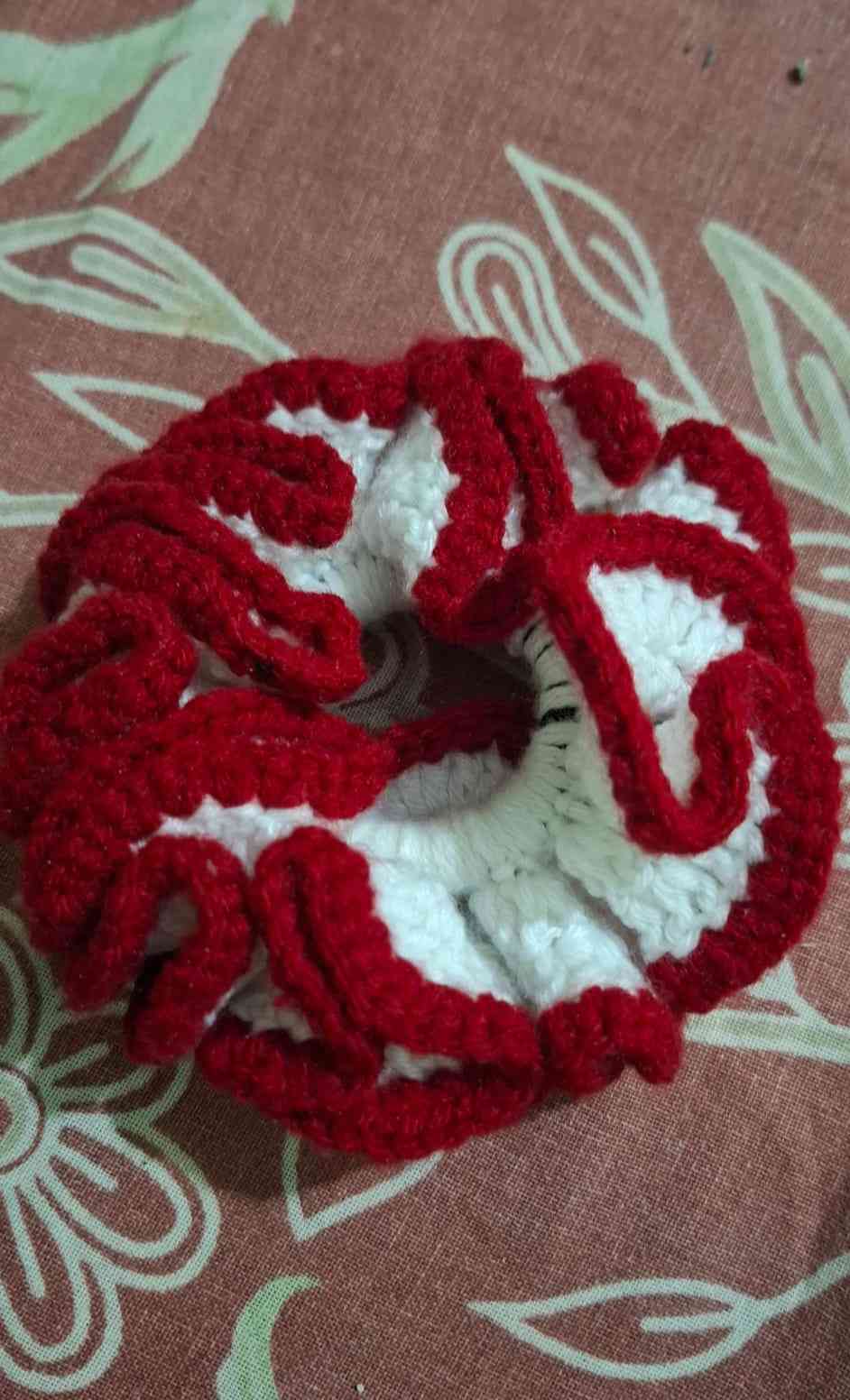 Scrunchie - white & red